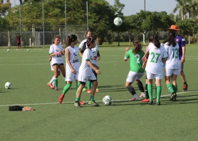 Estudiantes con talento en football estudiando con becas en EEUU copia